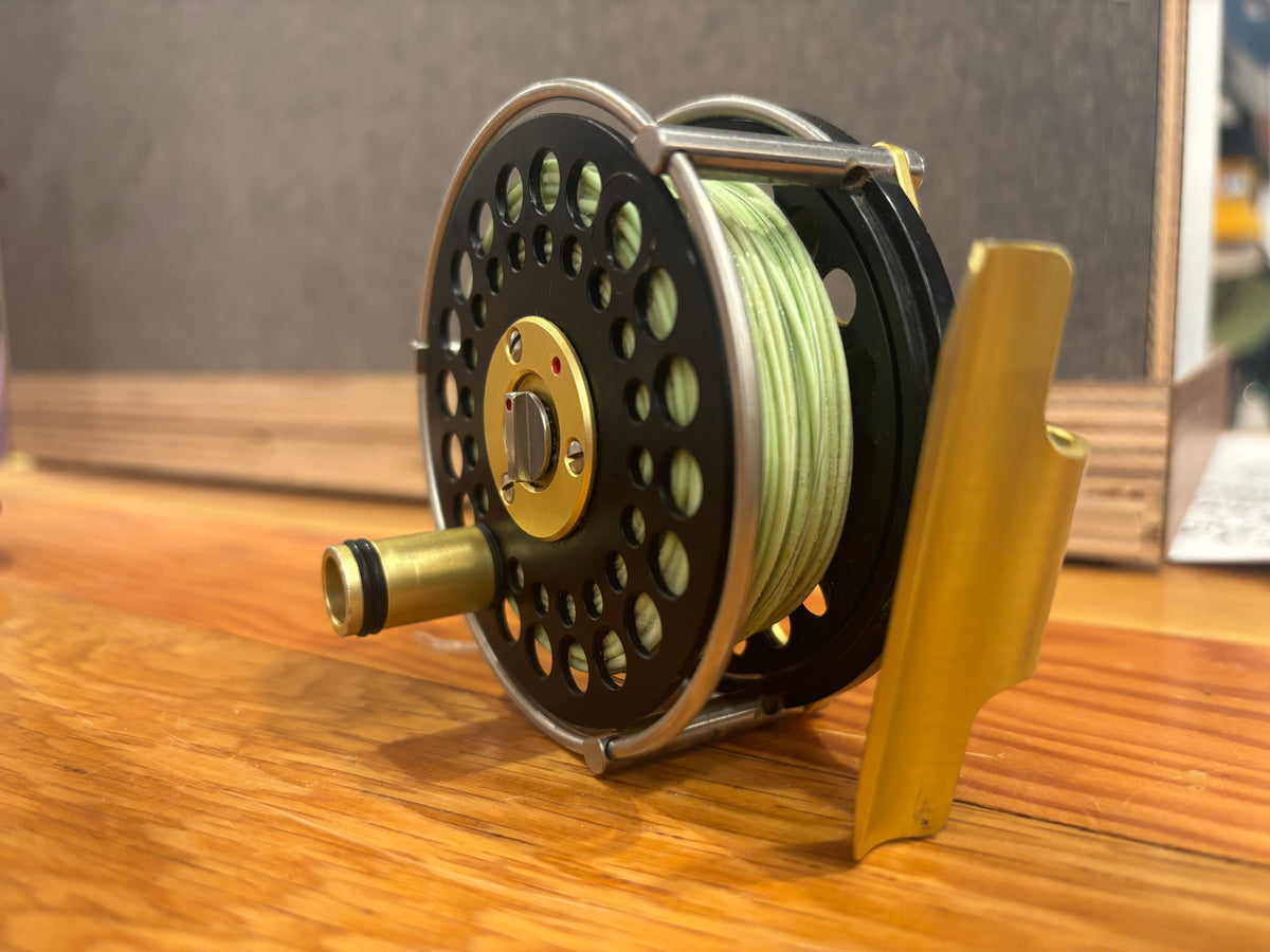 ATH アリハート F2 Rio Orbigo Black ケース 箱 (9UP825YGGw) Ari't Hart (ATH) Rio Orbigo F2 Fly Reel - Gold/Black
